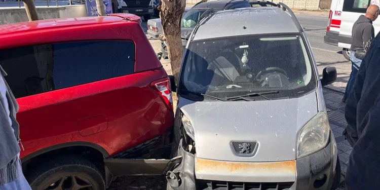 Manavgat’ta kamyonet ile otomobil çarpıştı: 2 yaralı