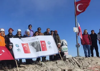 BUÜ Uludağ’ın zirvesinde Cumhuriyet Bayramı’nı kutladı