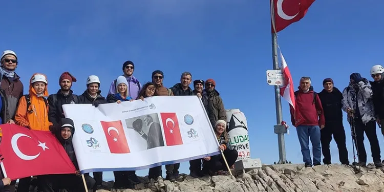 BUÜ Uludağ’ın zirvesinde Cumhuriyet Bayramı’nı kutladı