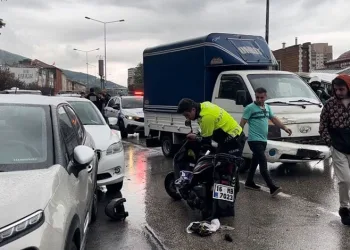 Bursa’da kuryeye çarpmamak için 4 araca, sonra kuryeye çarptı