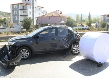 Kağıt bobini otomobilin üzerine düştü