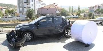 Kağıt bobini otomobilin üzerine düştü