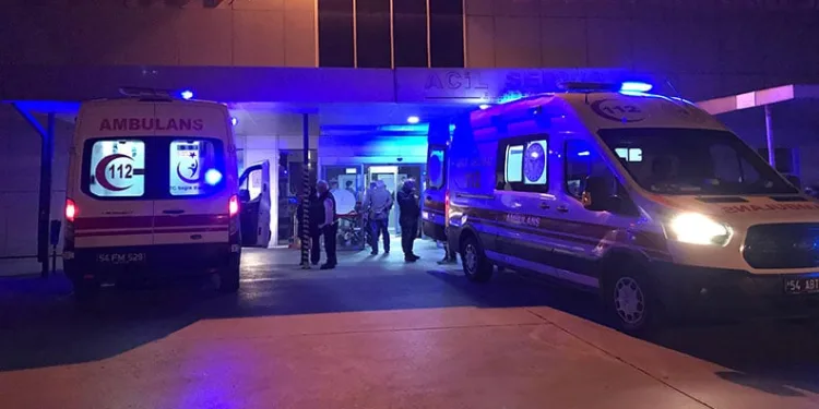 Şüphelinin yakını polise bıçakla saldırdı, yaralının yakınları tekme ve yumruk attı: 3 gözaltı