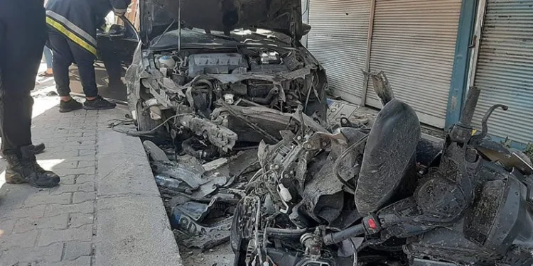 Otomobille çarpışan elektrikli motosikletteki çocuk öldü, kuzeni ağır yaralandı