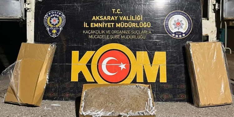 Tırın dorsesinde 380 bin adet kaçak sigara ele geçirildi
