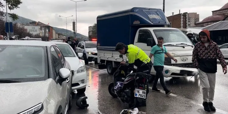 Bursa’da kuryeye çarpmamak için 4 araca, sonra kuryeye çarptı