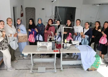 Kahvaltı için aldığı peynirden metal somun çıktı