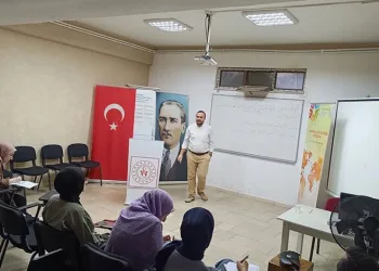 Kukla ile dersleri işliyor