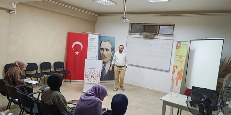 Kukla ile dersleri işliyor