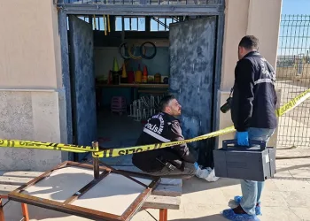 Çatalca’da minibüsle çarpışan hafriyat kamyonu devrildi: 1 yaralı