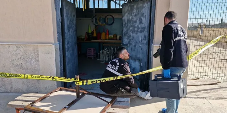 Çatalca’da minibüsle çarpışan hafriyat kamyonu devrildi: 1 yaralı
