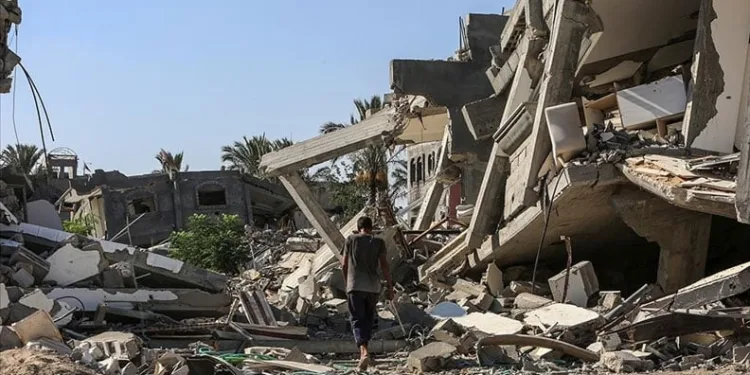 Sarp arazide devam eden orman yangınında alevlerle mücadele sürüyor