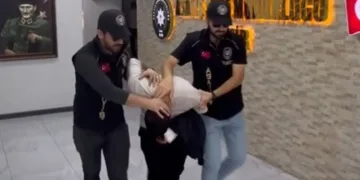 Kameralara aldırış etmeden iki elektrikli bisiklet çaldı