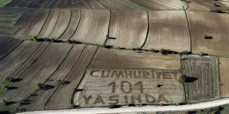 Cumhuriyet’in 101. yılında zaferin dansı sahnelendi