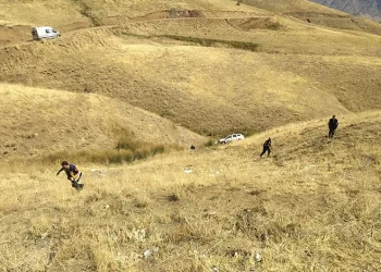 Hakkari’de araç şarampole yuvarlandı: 1 yaralı