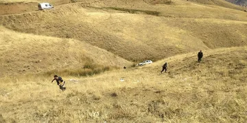 Hakkari’de araç şarampole yuvarlandı: 1 yaralı
