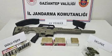 Gözüne kestirdiği çiçeği kökleriyle götürdü