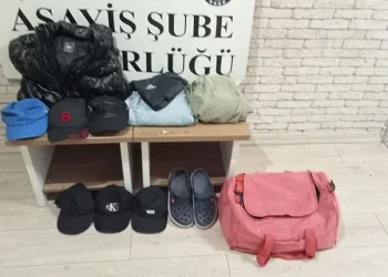 Bursa’da kahvehane sular altında kaldı, vatandaşlar oyuna devam etti