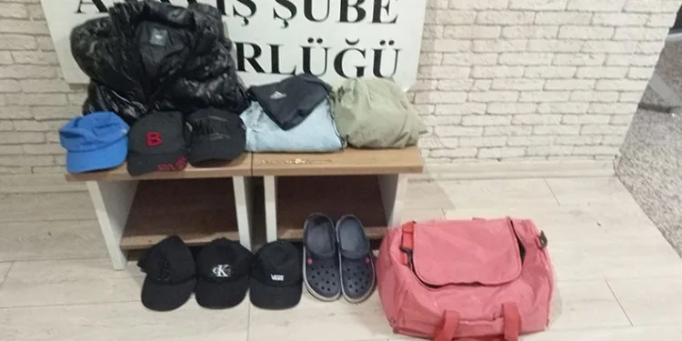 Bursa’da kahvehane sular altında kaldı, vatandaşlar oyuna devam etti