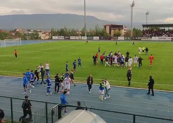 Ilısu Baraj Gölü kıyısında mahsur kalan Suriyeli aile kepçe yardımıyla kurtarıldı