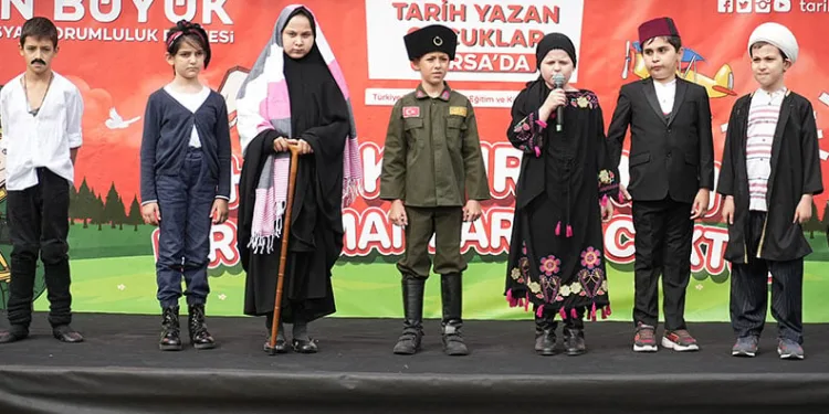 Bursa’da öğrenciler tarihi kahramanları canlandırdı