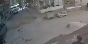 Kontrollü bina yıkımında facianın eşiğinden dönüldü: Mahsur kalan 8 kişi kurtarıldı