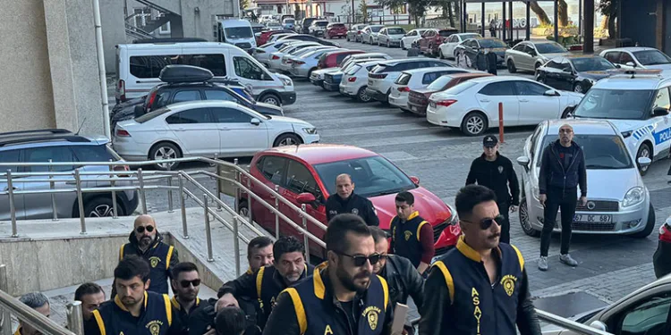 Manavgat’ta kamyonet ile otomobil çarpıştı: 2 yaralı