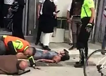 Bursa’da kahvehane sular altında kaldı, vatandaşlar oyuna devam etti