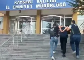 Ilısu Baraj Gölü kıyısında mahsur kalan Suriyeli aile kepçe yardımıyla kurtarıldı