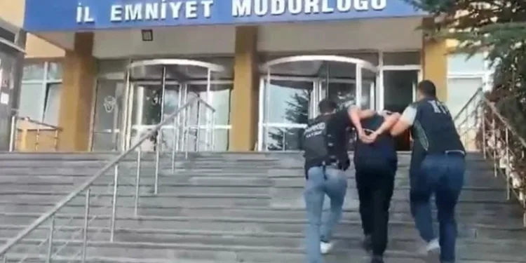 Ilısu Baraj Gölü kıyısında mahsur kalan Suriyeli aile kepçe yardımıyla kurtarıldı