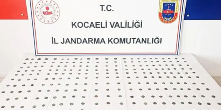 Durdurulan araçta tarihi eser niteliğinde obje ve sikkeler bulundu