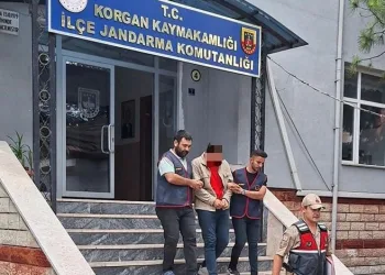 Trafikte tehlike saçan görüntü: Yolun yarısını kaplayarak malzeme taşıdı