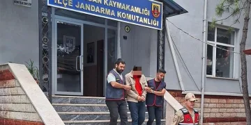 Trafikte tehlike saçan görüntü: Yolun yarısını kaplayarak malzeme taşıdı