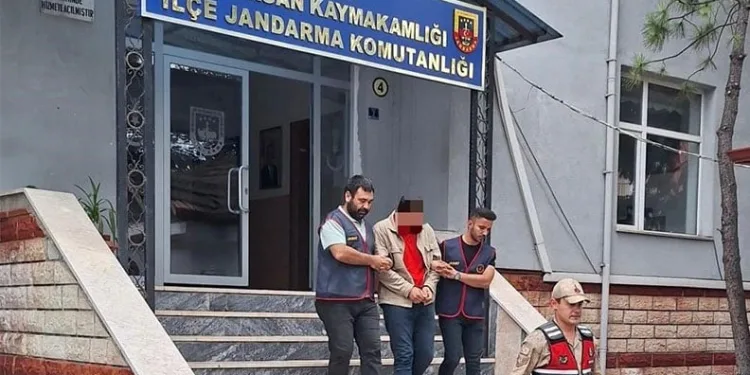 Trafikte tehlike saçan görüntü: Yolun yarısını kaplayarak malzeme taşıdı