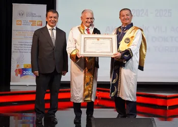 Kukla ile dersleri işliyor