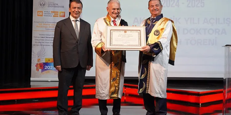 Kukla ile dersleri işliyor