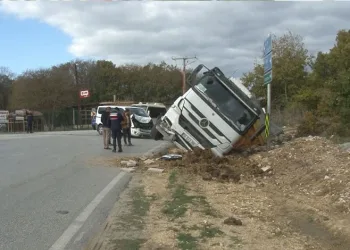 Çatalca’da minibüsle çarpışan hafriyat kamyonu devrildi: 1 yaralı