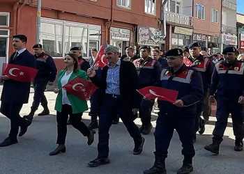 Dev fare insanların üzerine atladı
