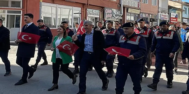 Dev fare insanların üzerine atladı
