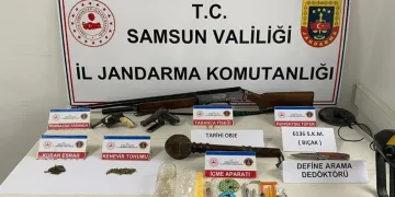 Jandarma şüpheli araçta silah ve uyuşturucu ele geçirdi: 5 gözaltı