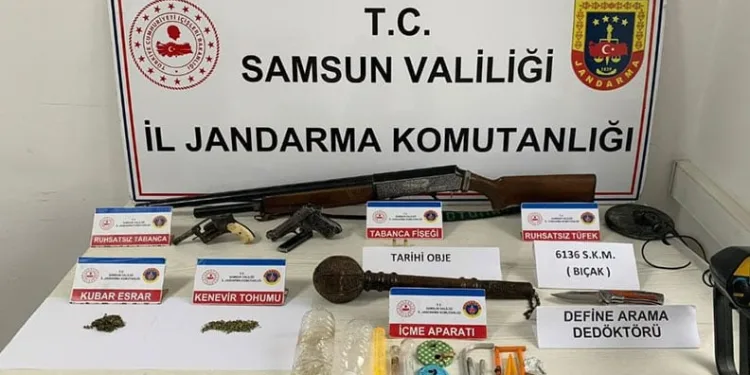 Jandarma şüpheli araçta silah ve uyuşturucu ele geçirdi: 5 gözaltı