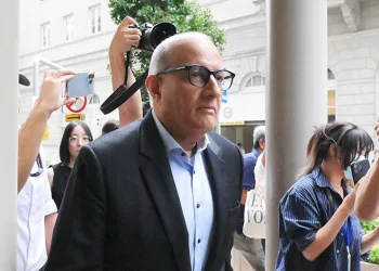 Trafikte tehlike saçan görüntü: Yolun yarısını kaplayarak malzeme taşıdı
