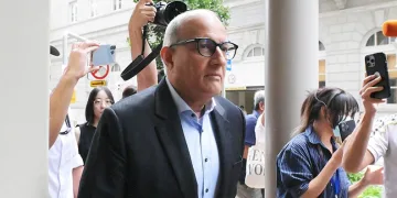 Trafikte tehlike saçan görüntü: Yolun yarısını kaplayarak malzeme taşıdı