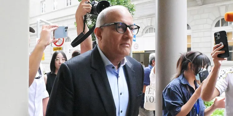 Trafikte tehlike saçan görüntü: Yolun yarısını kaplayarak malzeme taşıdı