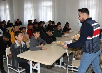 Kukla ile dersleri işliyor