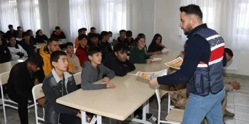Kukla ile dersleri işliyor
