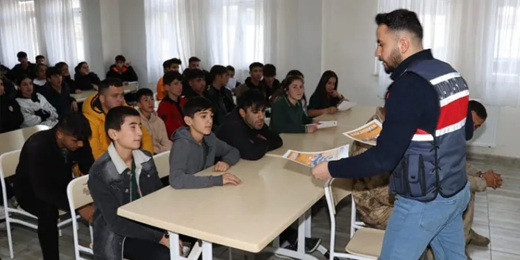 Kukla ile dersleri işliyor