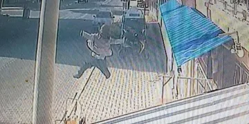Otomobil kazılan çukura düştü