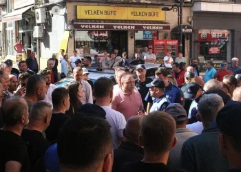 Trafikte tehlike saçan görüntü: Yolun yarısını kaplayarak malzeme taşıdı