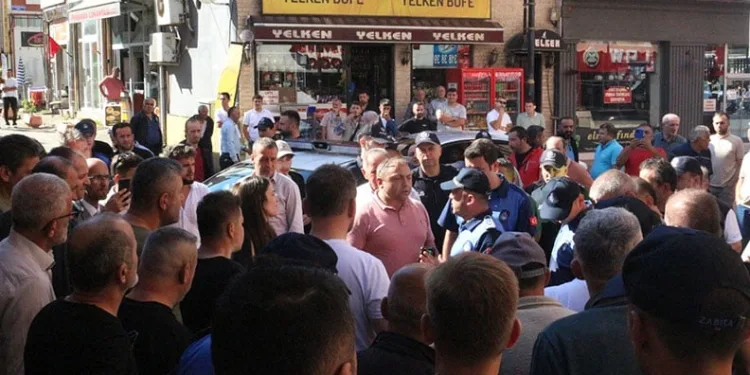 Trafikte tehlike saçan görüntü: Yolun yarısını kaplayarak malzeme taşıdı